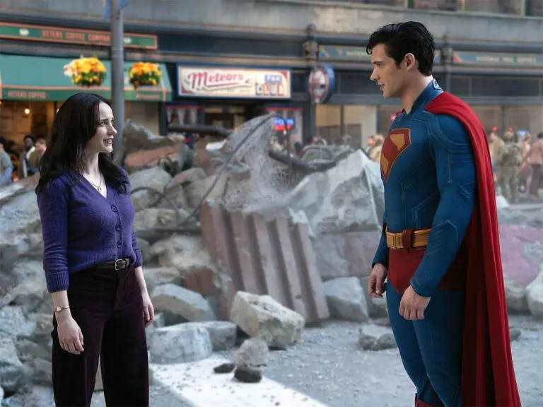 OCTONEWS-Adegan ciuman Clark Kent (David Corenswet) dan Lois Lane (Rachel Brosnahan) 